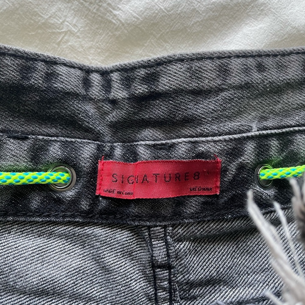 Women’s High Rise Denim Shorts (black/grey) - Picture 2 of 3